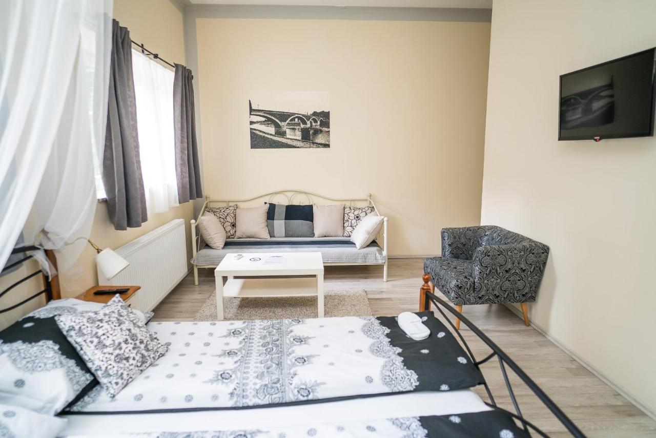 Boutique Hostel Kings N' Queens Zagreb Extérieur photo